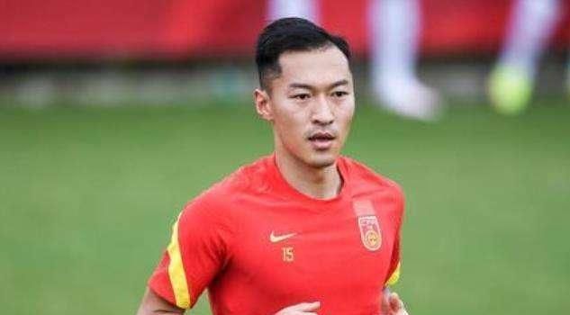 而且，每当她看见屏幕上血腥四溅、尸体横飞，或者人的下巴被打得格格作响等场面时，都会受到极大刺激，恶心得难以忍受。